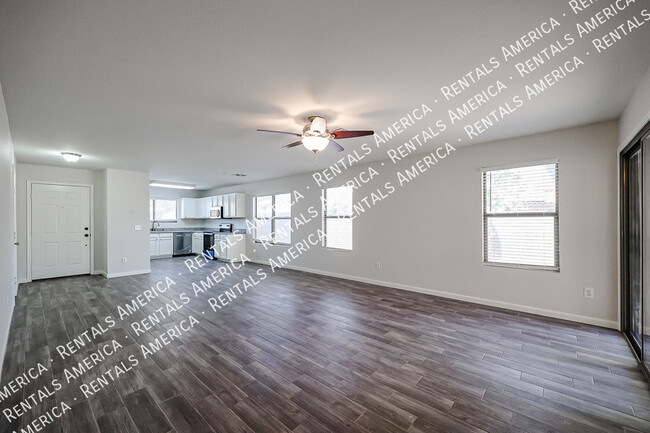 Building Photo - 2305 E Spruce Dr