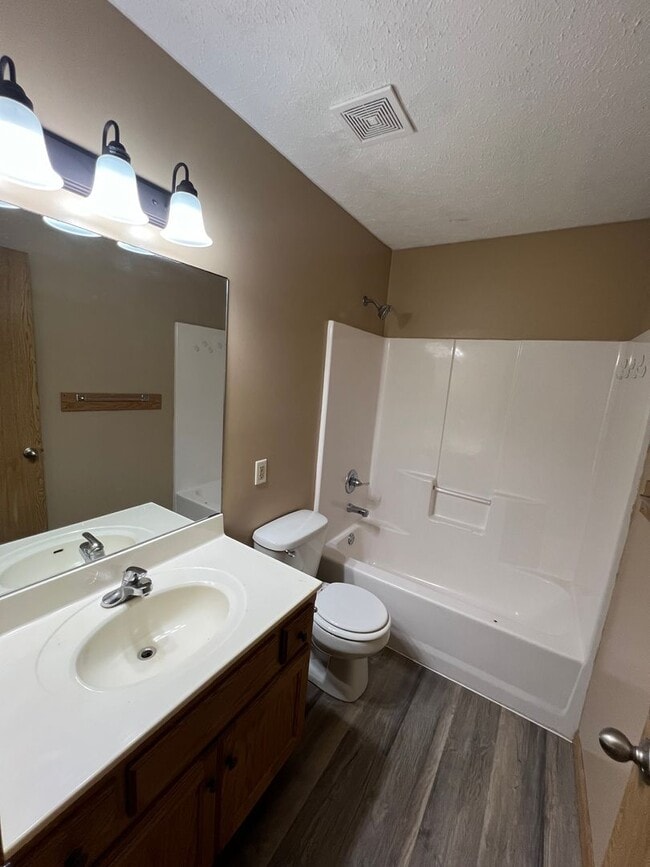 Building Photo - 222-222 W Home St