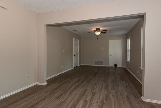 Building Photo - 1103 Pecan Ave