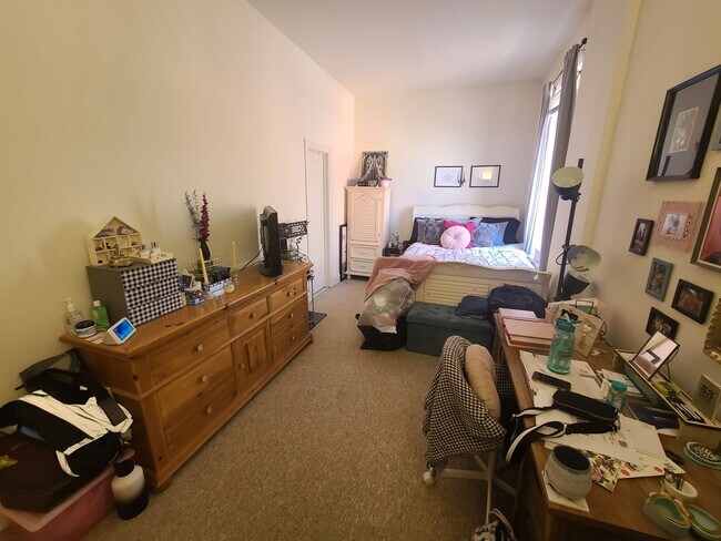 Building Photo - Spacious 2BR/1.5BTH w/ HW Floors, New Kitc...