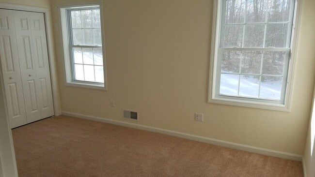 Building Photo - 2 Bedroom 1 1/2 Bath Condo