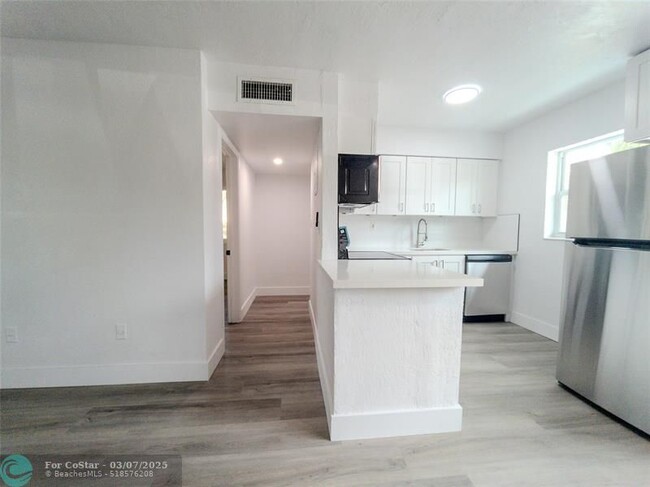 Building Photo - 1821 Middle River Dr
