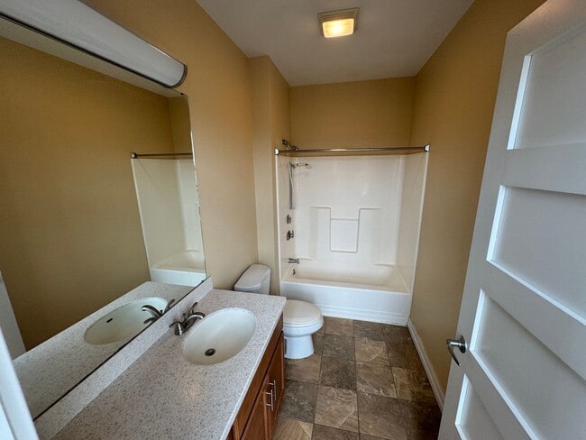 Building Photo - Down Town luxury condo is in a newly renov...