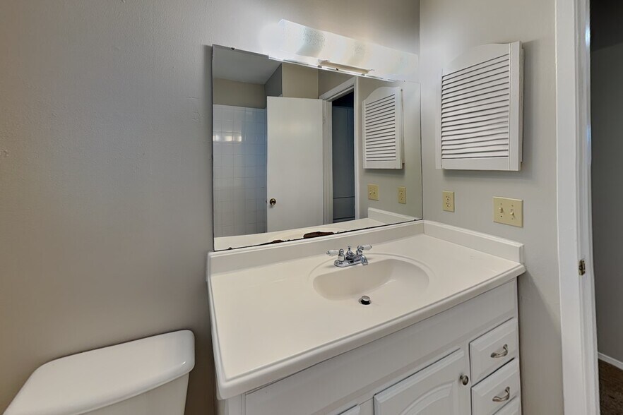 Building Photo - 2300 Berkett Dr