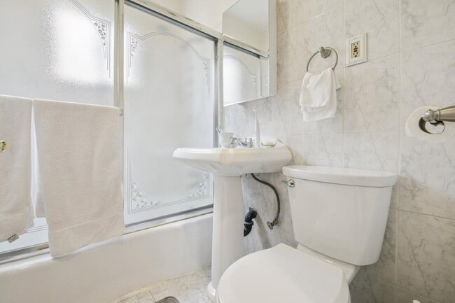 Building Photo - 517 E Chestnut St