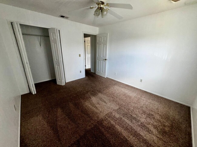 Building Photo - 2 Bedroom 2 Bath Hawthorne Village Condo n...