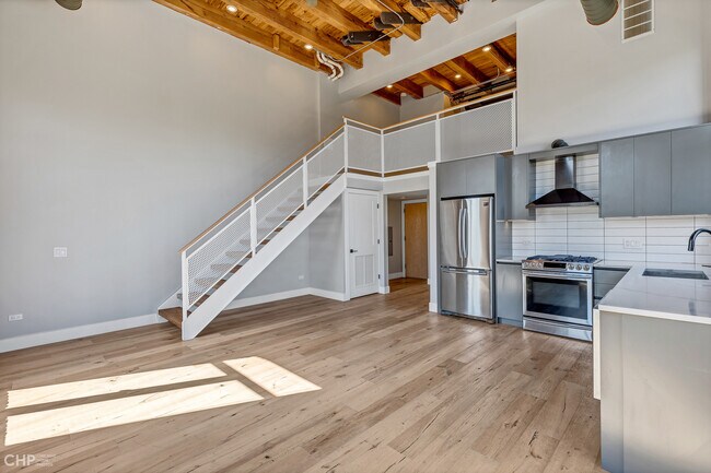 Building Photo - 729 N Sangamon St