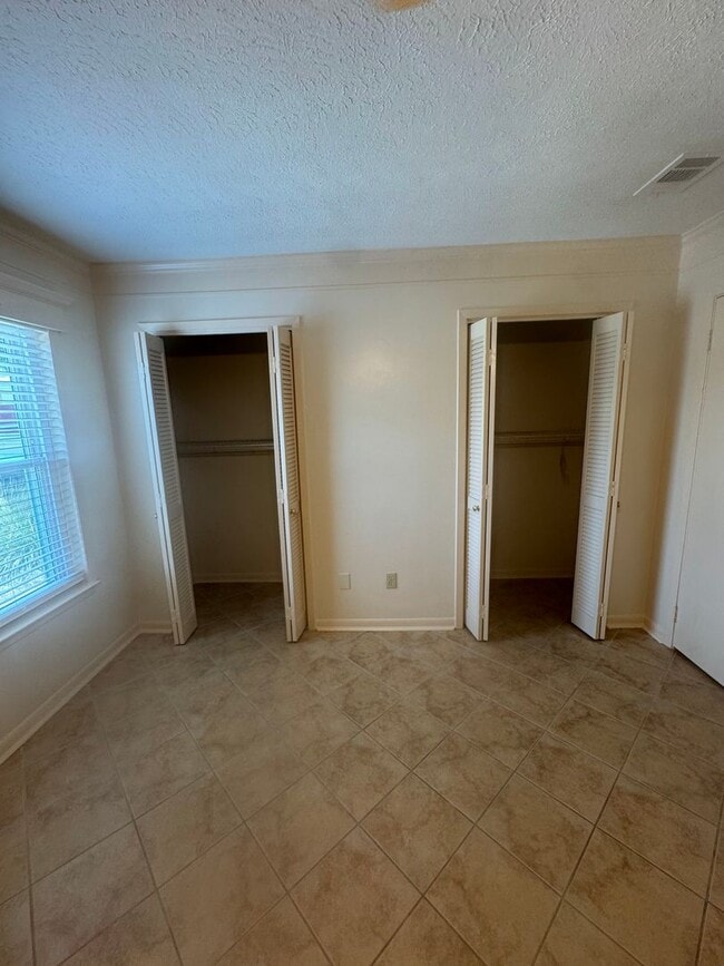 Building Photo - 6545 N Lagoon Dr