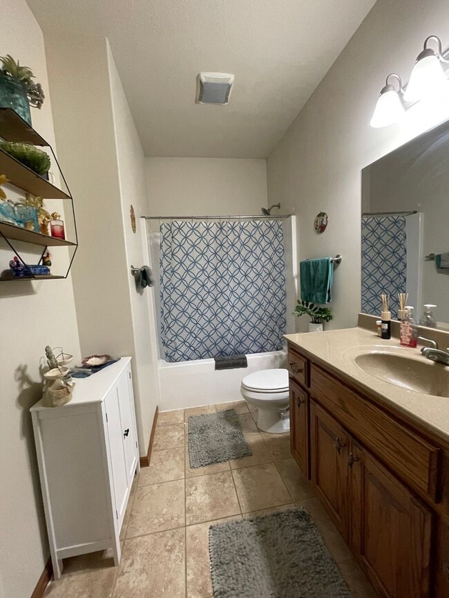 Building Photo - 825 Locharno Dr