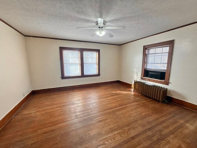 Building Photo - Massive 4 Bedroom, 2 Bath Brick Home