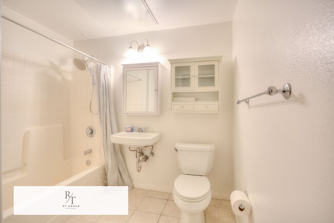 Building Photo - Luxurious Modern Condo in Alhambra