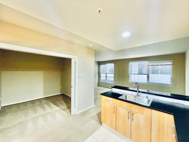 Building Photo - 1 Bedroom Condo 2 Blocks from Waterfront!