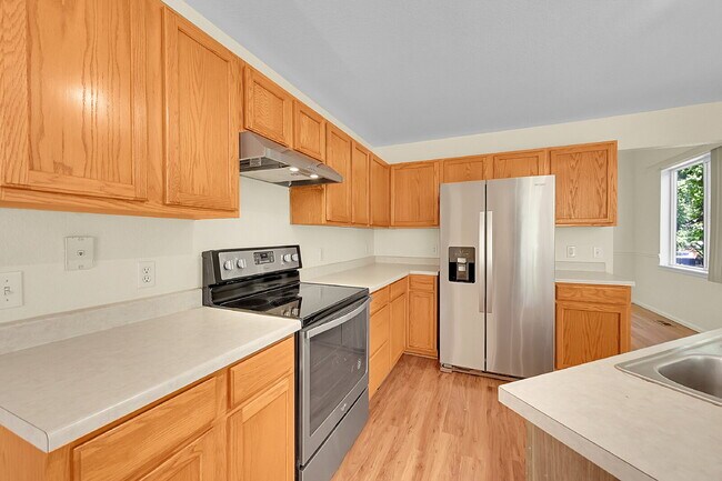 Building Photo - $3,095.00, 3-bed, 3.5-bath with bonus room...