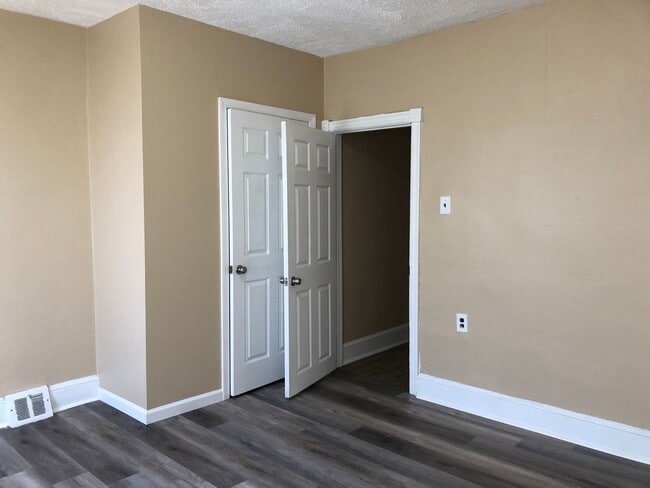 Building Photo - Great 3 Bedroom Home! Freshly Painted! New Flooring! Large Living Area! Eat-in-Kitchen! Screened ...