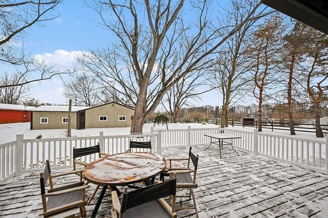 Building Photo - 325 W Delhi Rd