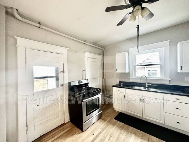 Building Photo - 3114 School St