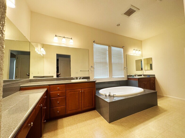 Building Photo - 620 W Privado Way