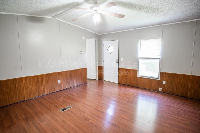 Building Photo - 821 Hillvale Rd