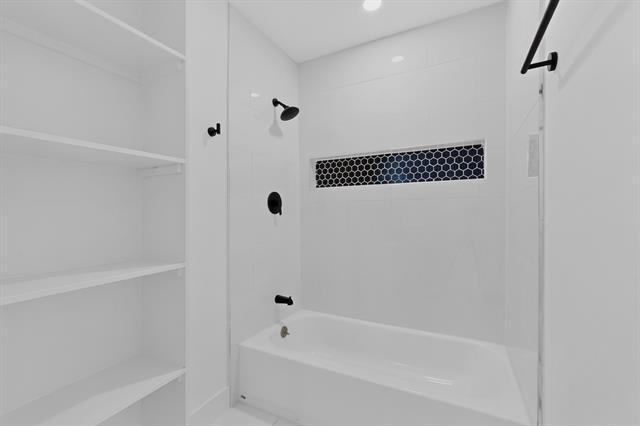 Building Photo - 6000 Cool Springs Dr