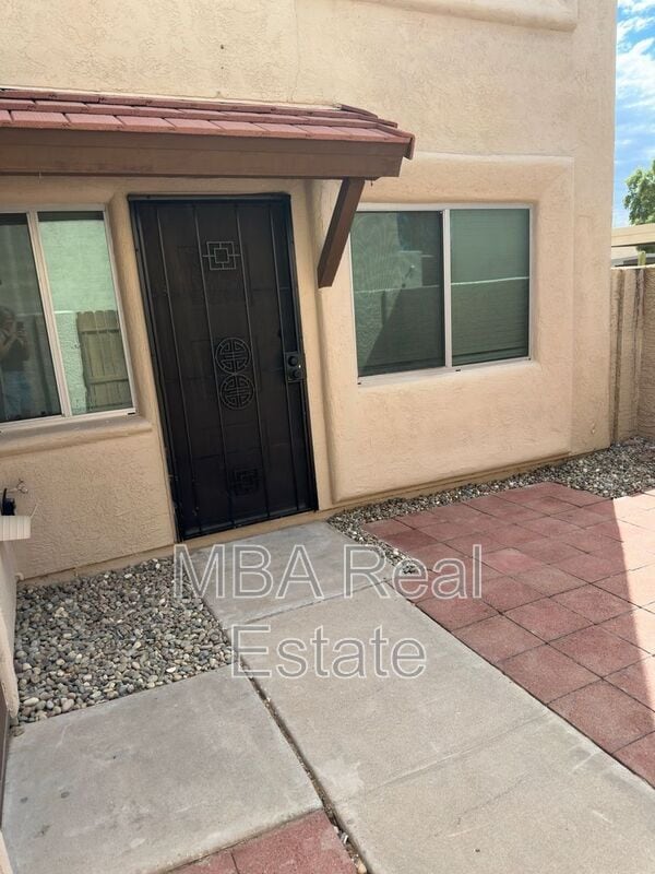 Building Photo - 8037 E Glenrosa Ave