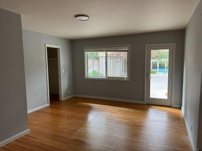 Building Photo - 1359 Country Club Dr