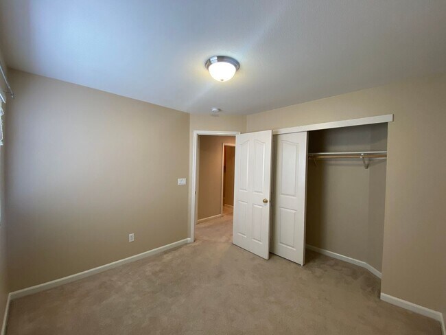Building Photo - Cozy 3 Bedroom With A Large Den!