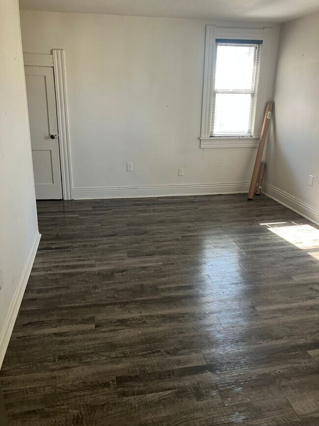 Building Photo - 803 E Washington St