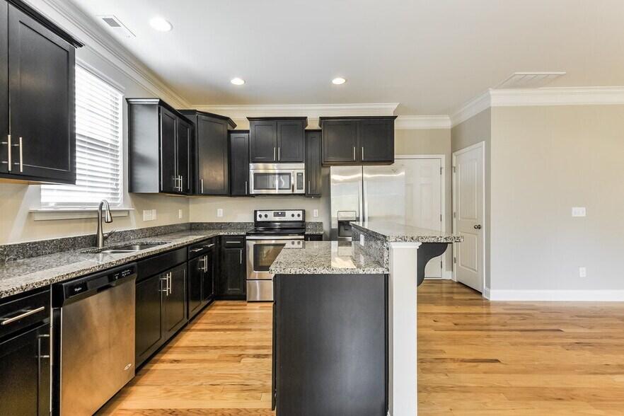 Building Photo - 170 Davelyn Ct