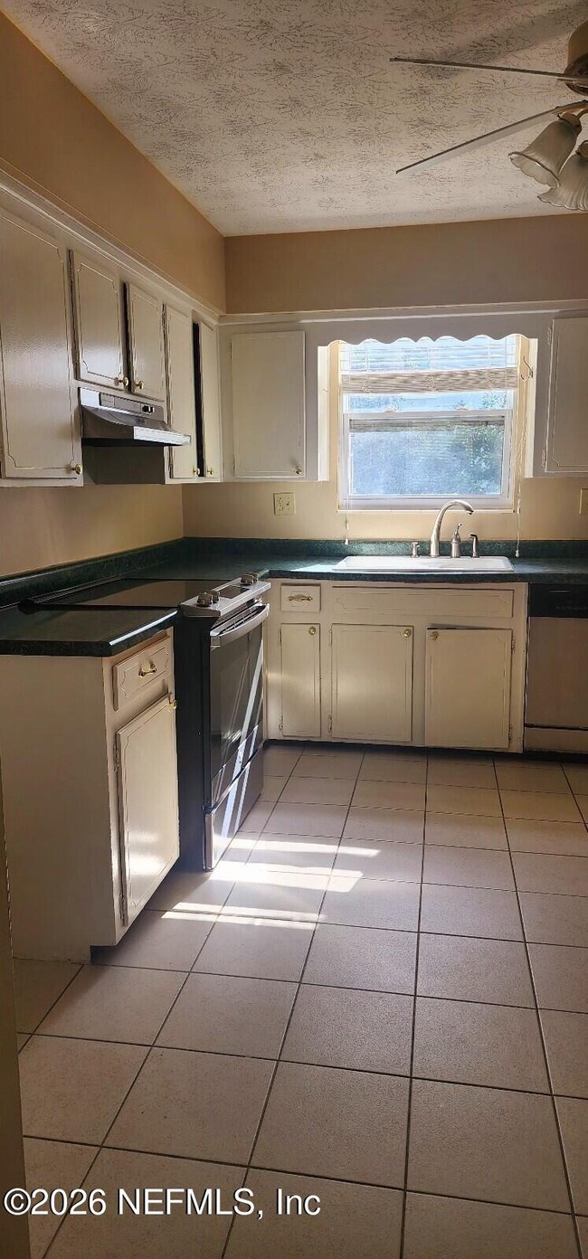 Building Photo - 25 Versaggi Dr