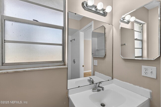 Building Photo - 551 William Penn St