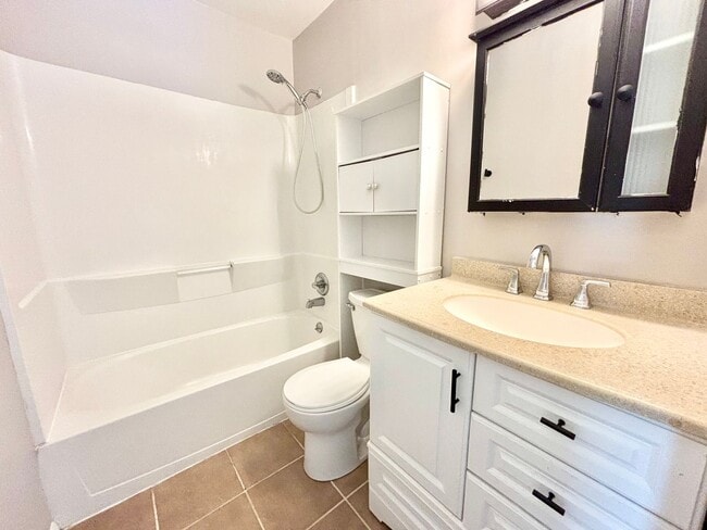 Building Photo - Cozy Updated End Unit Home In Virginia Beach