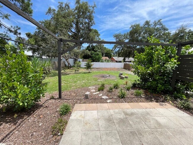 Building Photo - Open and bright 2/2 with garage