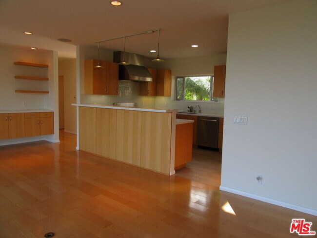 Building Photo - 1210 N Kenter Ave