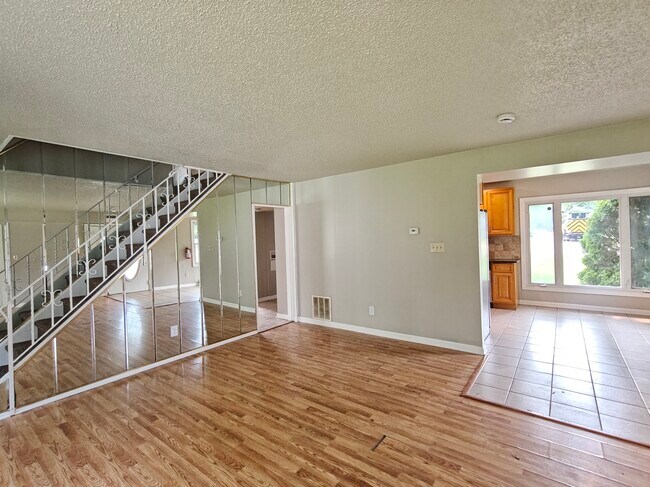Building Photo - 75 Mainbridge Ln