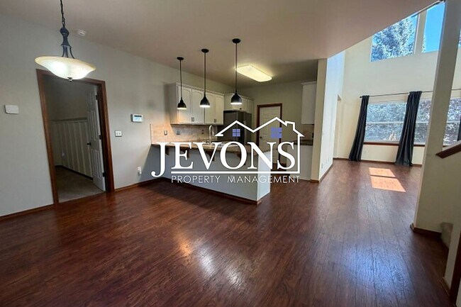 Building Photo - Coming soon! 3 Bed / 2.5 Bath Single-Family Home in West Yakima