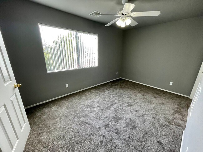 Building Photo - Nice 3 bedroom, 2.5 bathroom home in quiet neighborhood