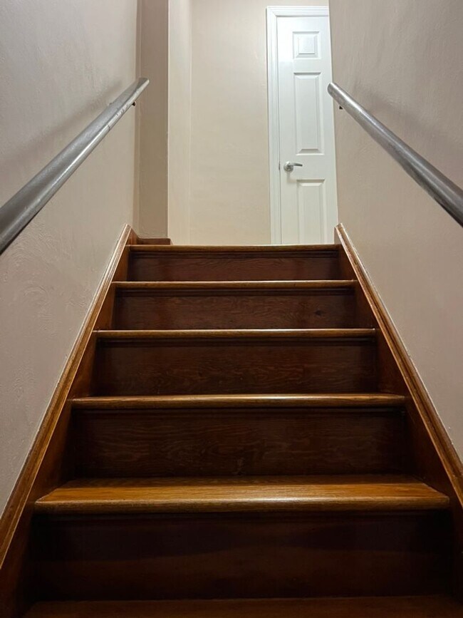 Building Photo - Updated 2 bedroom cutie in Brentwood! ** H...