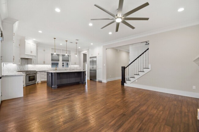 Building Photo - Luxury 3-Bed Home with Solar Panels, Tesla...