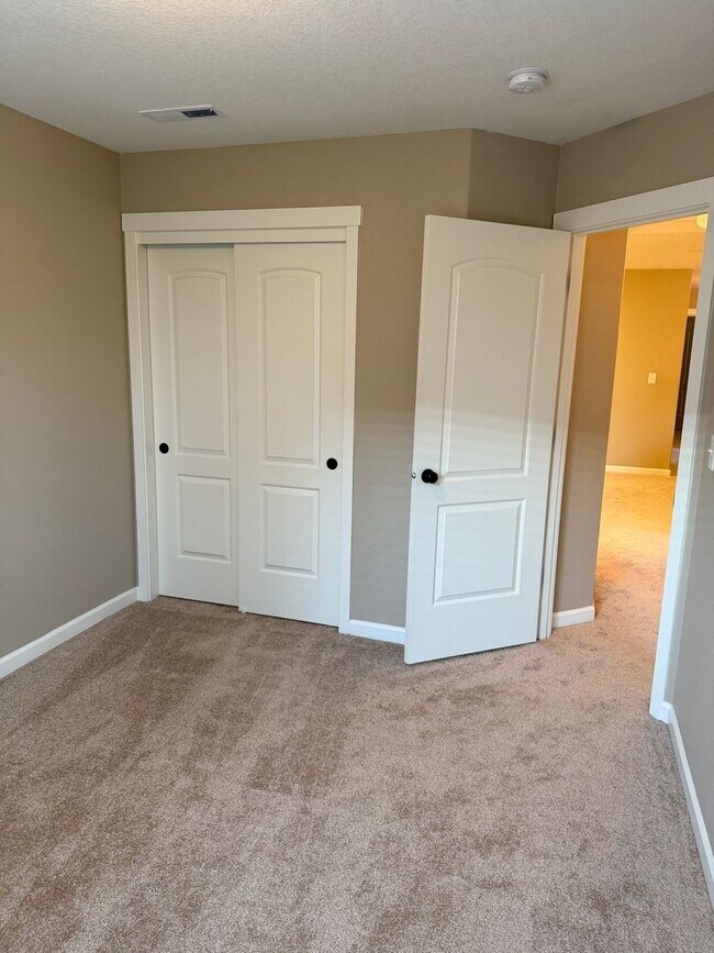Building Photo - Beautiful 3 Bedroom House with High Ceilin...