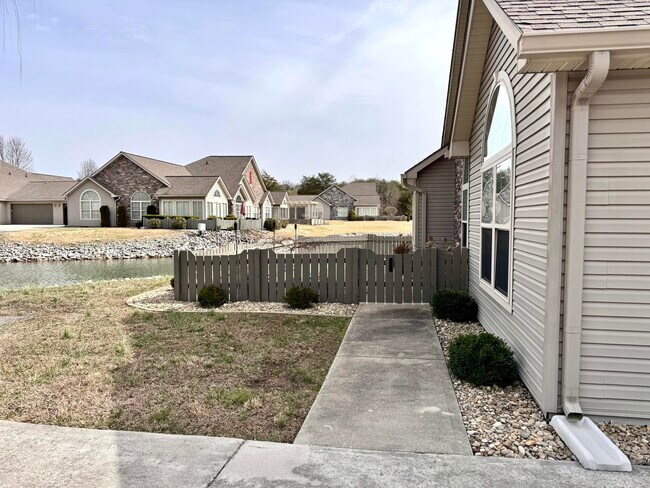 Building Photo - 433 Deer Lake Pl