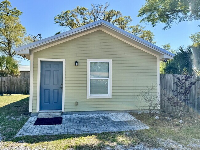 Building Photo - Cute newer home with large fenced yard!