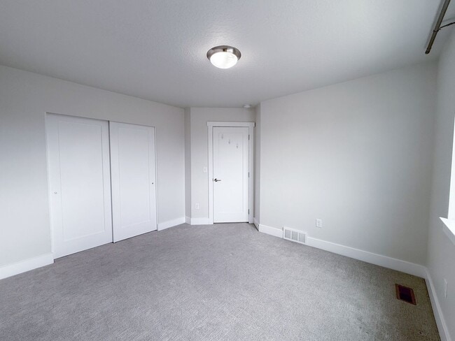 Building Photo - 3 Bed 3 Bath - Townhouse