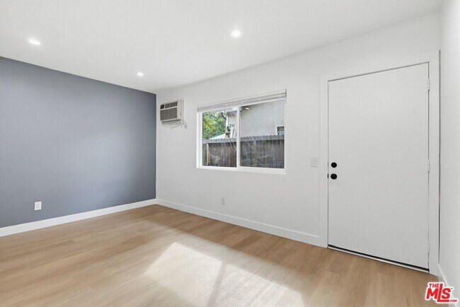 Building Photo - 222 S Ave 63