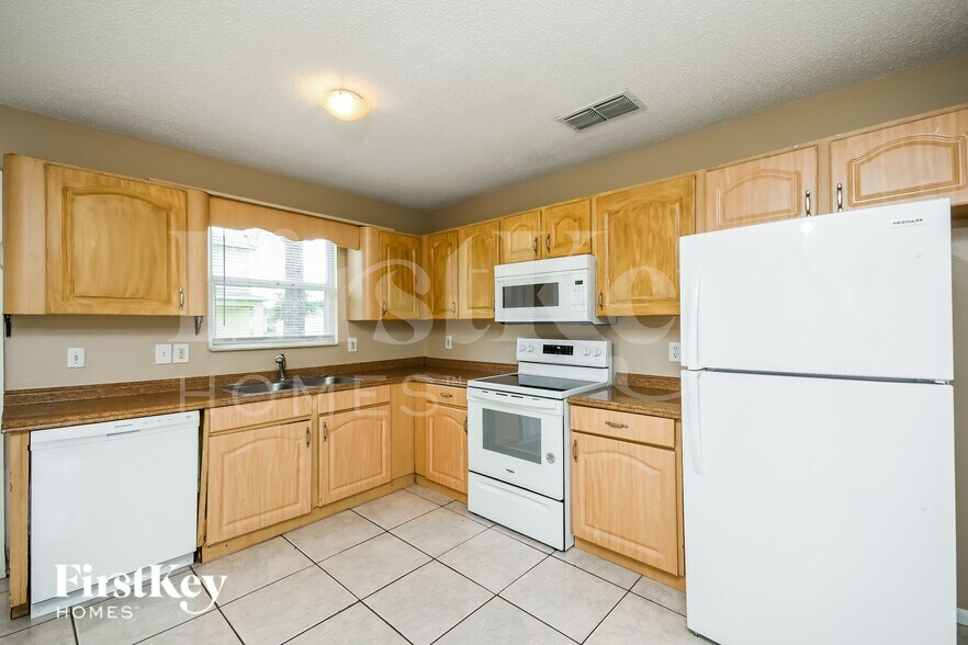 Building Photo - 714 Camel Ct