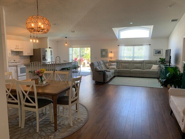 Building Photo - 993 E 13th Sq