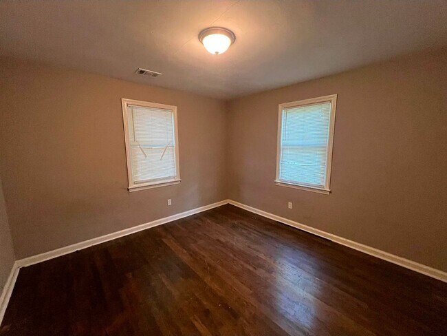 Building Photo - Charming Home with Front & Rear Porches overlooking large yard!!