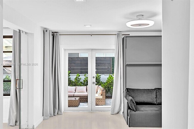 Building Photo - 1002 10th St