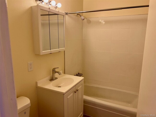 Building Photo - 63 Kenwood Dr