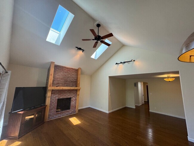 Building Photo - Beautiful 3 Bedroom/2 Bathroom Plus Bonus Room in Ben Lomond