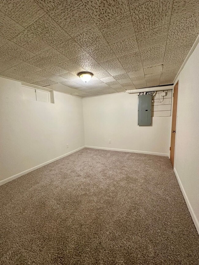 Building Photo - Spacious 3 Bedroom/1.5 Bath with a Bonus Room